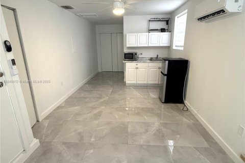 Propiedad comercial en alquiler en Miami Springs, Florida, 1 dormitorio, 37.16 m2 № 1993907 - foto 1