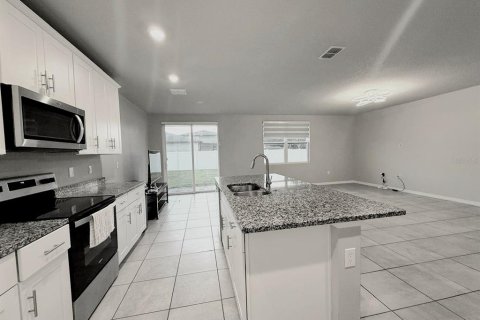 House in Davenport, Florida 4 bedrooms, 180.51 sq.m. № 1919832 - photo 11