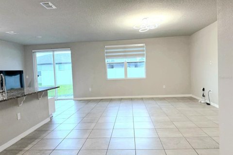 House in Davenport, Florida 4 bedrooms, 180.51 sq.m. № 1919832 - photo 15