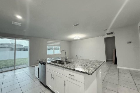 House in Davenport, Florida 4 bedrooms, 180.51 sq.m. № 1919832 - photo 12