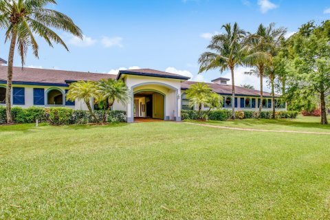House in Wellington, Florida 12 bedrooms, 437.85 sq.m. № 2249189 - photo 4