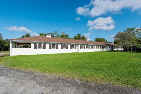 House in Wellington, Florida 12 bedrooms, 437.85 sq.m. № 2249189 - photo 9