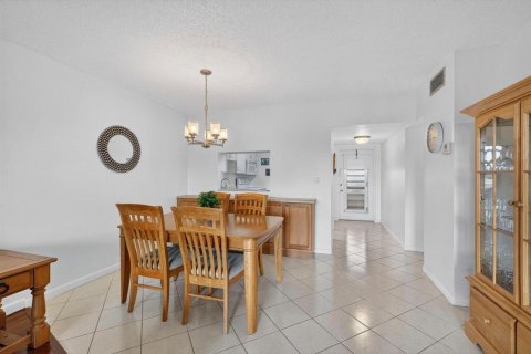 Condo in Margate, Florida, 2 bedrooms  № 2173886 - photo 10