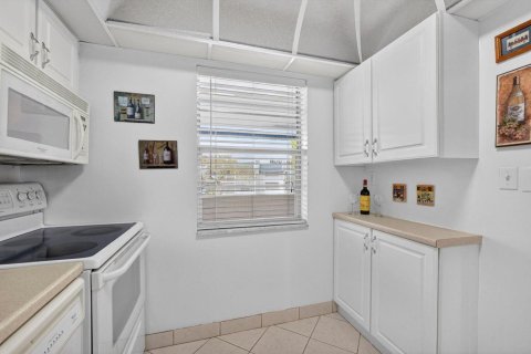 Condo in Margate, Florida, 2 bedrooms  № 2173886 - photo 8