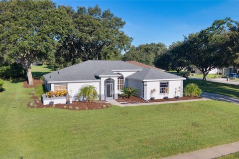 House in Lady Lake, Florida 3 bedrooms, 171.31 sq.m. № 1888498 - photo 2
