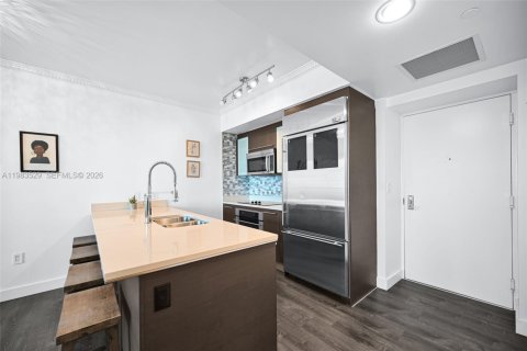 Condominio en alquiler en Miami, Florida, 1 dormitorio, 68.56 m2 № 2050234 - foto 10