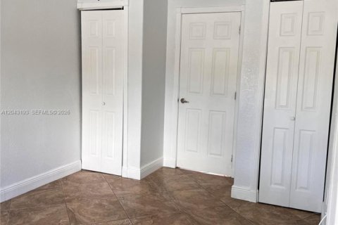 Apartment in Hialeah, Florida 1 bedroom, 149.57 sq.m. № 2184859 - photo 3