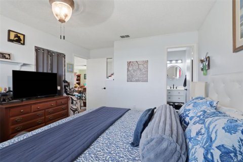 Condo in Venice, Florida, 2 bedrooms  № 2219620 - photo 18