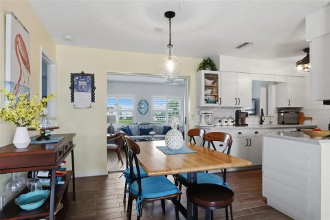 Condo in Venice, Florida, 2 bedrooms  № 2219620 - photo 11