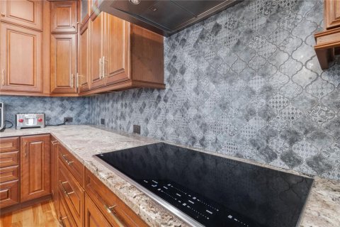 House in Tarpon Springs, Florida 4 bedrooms, 284.37 sq.m. № 1659280 - photo 9
