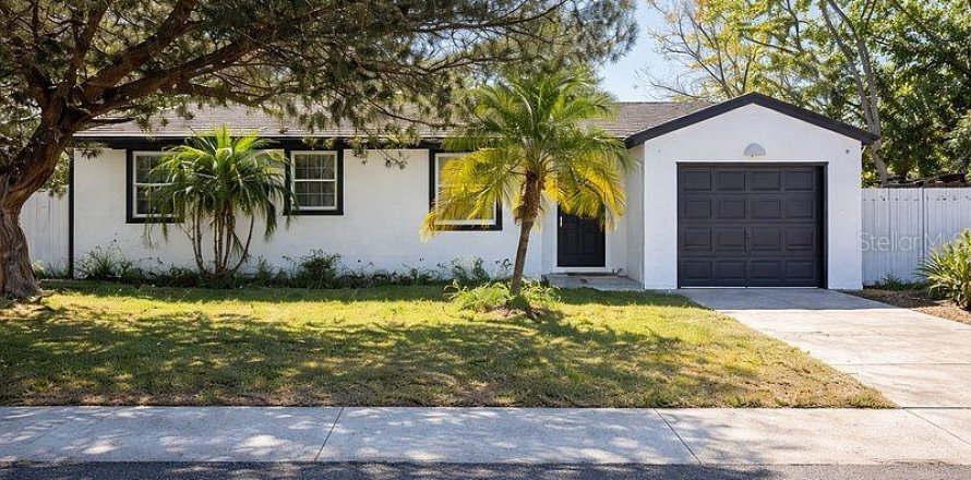 House in Casselberry, Florida 3 bedrooms, 87.79 sq.m. № 2342223