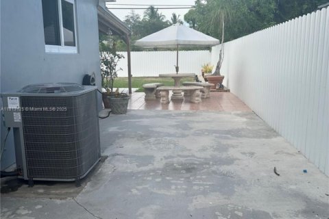 House in Cutler Bay, Florida 3 bedrooms, 157.75 sq.m. № 1760780 - photo 17
