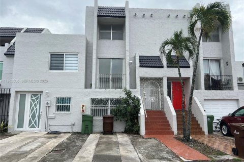 Condominio en Hialeah, Florida, 4 dormitorios  № 2000788
