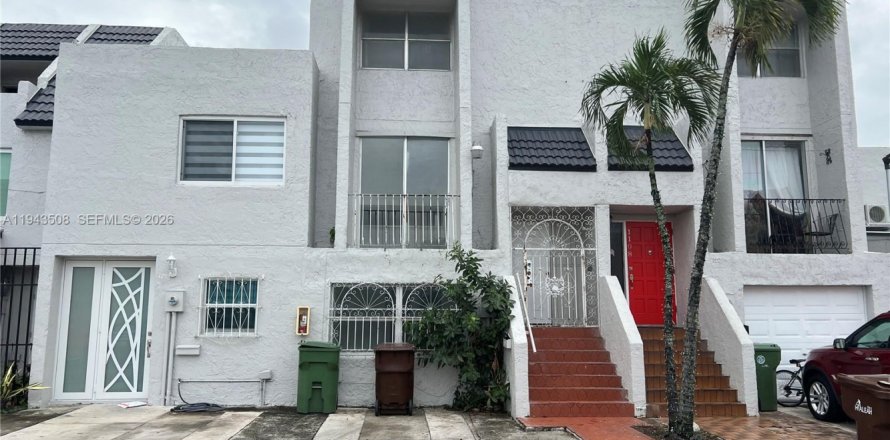 Condominio en Hialeah, Florida, 4 dormitorios  № 2000788
