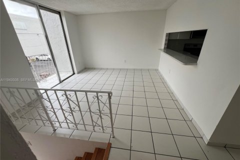 Condominio en venta en Hialeah, Florida, 4 dormitorios, 186.73 m2 № 2000788 - foto 4