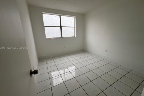 Condominio en venta en Hialeah, Florida, 4 dormitorios, 186.73 m2 № 2000788 - foto 7
