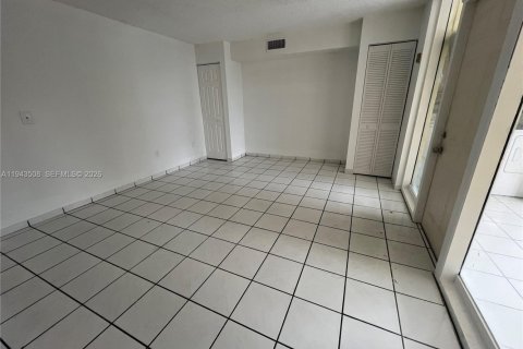 Condominio en venta en Hialeah, Florida, 4 dormitorios, 186.73 m2 № 2000788 - foto 3