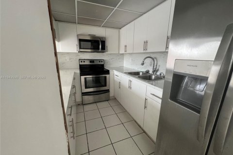 Condominio en venta en Hialeah, Florida, 4 dormitorios, 186.73 m2 № 2000788 - foto 5