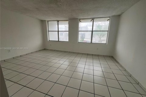 Condominio en venta en Hialeah, Florida, 4 dormitorios, 186.73 m2 № 2000788 - foto 2
