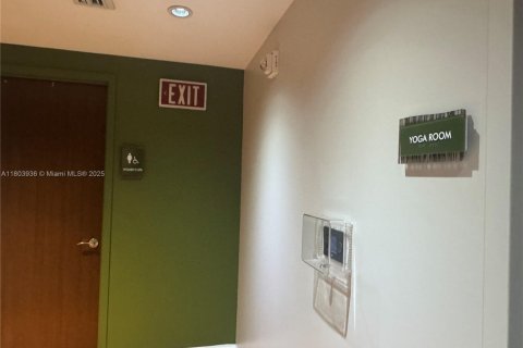 Condo in Sunrise, Florida, 3 bedrooms № 1959925 - photo 26