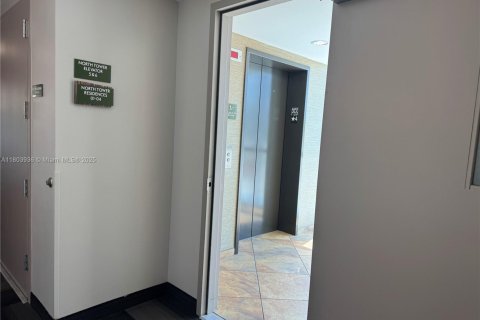 Condo in Sunrise, Florida, 3 bedrooms № 1959925 - photo 12