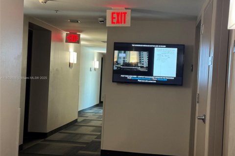 Condo in Sunrise, Florida, 3 bedrooms № 1959925 - photo 9