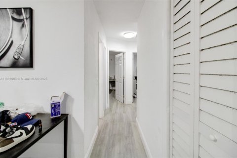 Casa en alquiler en Miami, Florida, 4 dormitorios, 128.21 m2 № 1934721 - foto 7