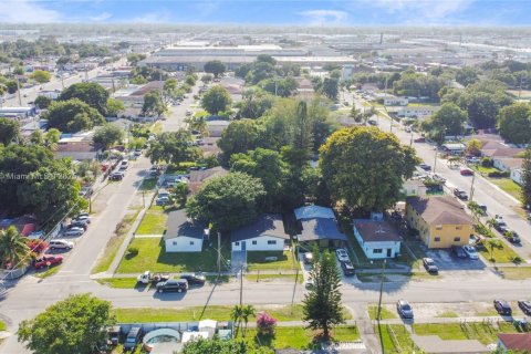 Casa en alquiler en Miami, Florida, 4 dormitorios, 128.21 m2 № 1934721 - foto 20