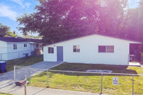 Casa en alquiler en Miami, Florida, 4 dormitorios, 128.21 m2 № 1934721 - foto 16