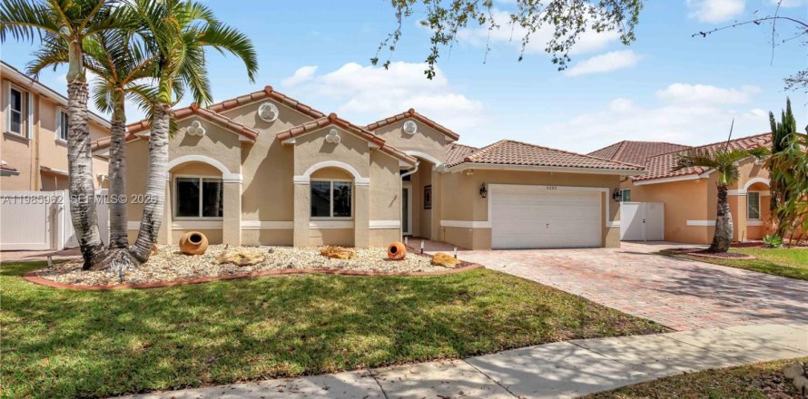 Casa en Miramar, Florida 4 dormitorios, 224.27 m2 № 2050359