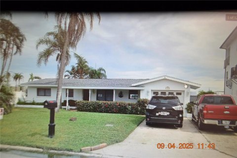 Casa en alquiler en North Redington Beach, Florida, 3 dormitorios, 167.13 m2 № 1900647 - foto 1