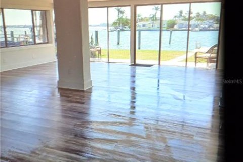Casa en alquiler en North Redington Beach, Florida, 3 dormitorios, 167.13 m2 № 1900647 - foto 2