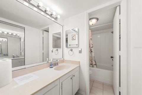 Купить кондоминиум в Мадейра - Бич, Флорида 4 комнаты, 70.14м2, № 2102957 - фото 23