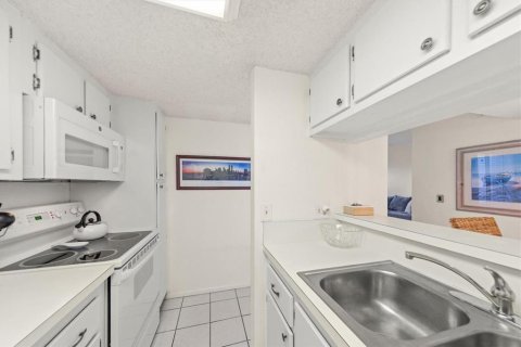 Купить кондоминиум в Мадейра - Бич, Флорида 4 комнаты, 70.14м2, № 2102957 - фото 13