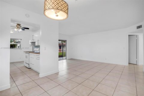 Снять в аренду кондоминиум в Тамарак, Флорида 2 спальни, 100.15м2, № 2017003 - фото 22