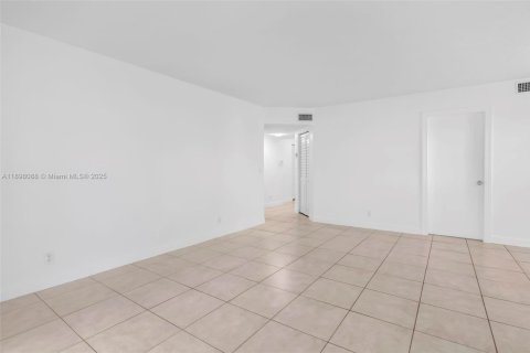 Снять в аренду кондоминиум в Тамарак, Флорида 2 спальни, 100.15м2, № 2017003 - фото 15