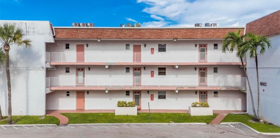 Кондоминиум с 2 спальнями в Тамарак, Флорида № 2017003