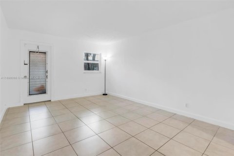 Снять в аренду кондоминиум в Тамарак, Флорида 2 спальни, 100.15м2, № 2017003 - фото 8