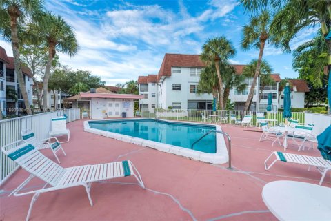 Снять в аренду кондоминиум в Тамарак, Флорида 2 спальни, 100.15м2, № 2017003 - фото 28