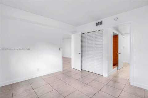 Снять в аренду кондоминиум в Тамарак, Флорида 2 спальни, 100.15м2, № 2017003 - фото 3