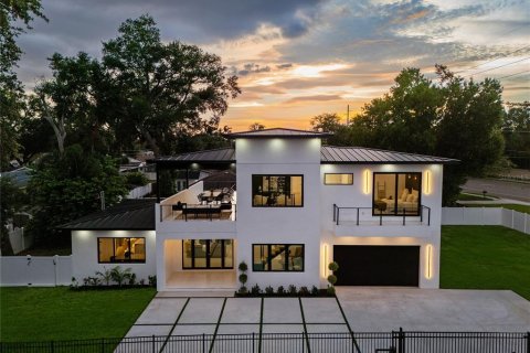 House in Tampa, Florida 4 bedrooms, 292.64 sq.m. № 2258796