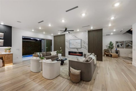 House in Tampa, Florida 4 bedrooms, 292.64 sq.m. № 2258796 - photo 8