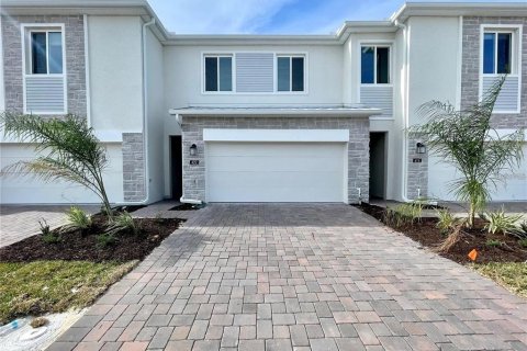 Townhouse in Davenport, Florida 3 bedrooms, 173.17 sq.m. № 1908991 - photo 1