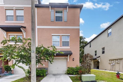 Townhouse in PALM RIVER TOWNHOMES in Tampa, Florida 3 bedrooms, 173.17 sq.m. № 2228135 - photo 2