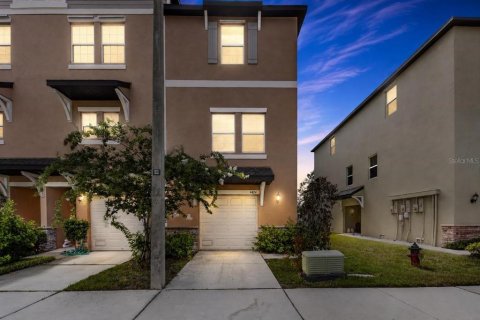 Townhouse in PALM RIVER TOWNHOMES in Tampa, Florida 3 bedrooms, 173.17 sq.m. № 2228135