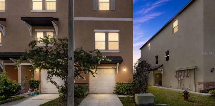 Townhouse in PALM RIVER TOWNHOMES in Tampa, Florida 3 bedrooms, 173.17 sq.m. № 2228135