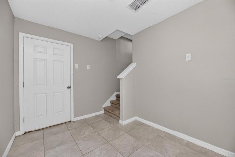 Townhouse in PALM RIVER TOWNHOMES in Tampa, Florida 3 bedrooms, 173.17 sq.m. № 2228135 - photo 5