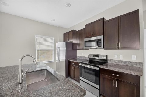Townhouse in PALM RIVER TOWNHOMES in Tampa, Florida 3 bedrooms, 173.17 sq.m. № 2228135 - photo 26