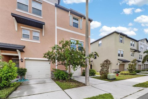 Townhouse in PALM RIVER TOWNHOMES in Tampa, Florida 3 bedrooms, 173.17 sq.m. № 2228135 - photo 3