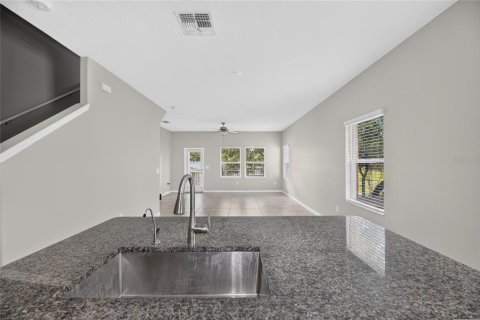 Townhouse in PALM RIVER TOWNHOMES in Tampa, Florida 3 bedrooms, 173.17 sq.m. № 2228135 - photo 24